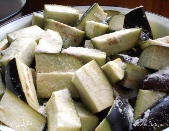 Баклажаны моем, нарезаем крупными кусочками и щедро пересыпаем крупной солью. Оставляем на 2-3 часа.