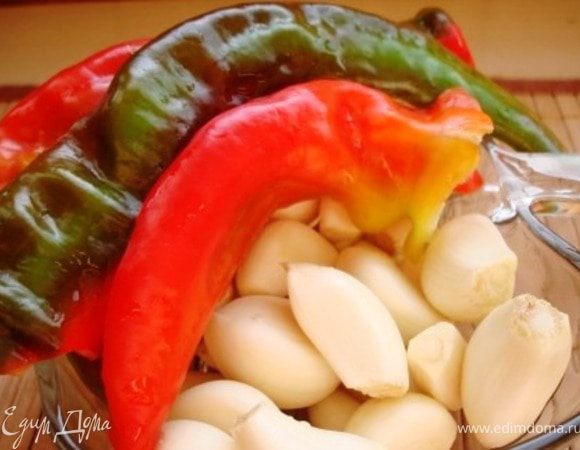 В это время подготавливаем заправку из чеснока и перца - составляющие перекручиваем на мясорубке.