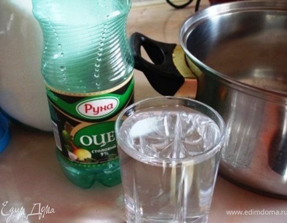 Готовим маринад из сахара уксуса и воды, доводим до кипения.