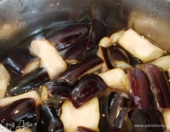 Провариваем баклажаны в маринаде 5-7 минут