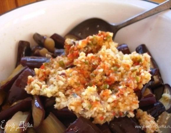 Остывшие баклажаны пересыпаем заправкой, раскладываем по баночкам, и заливаем растительным маслом.