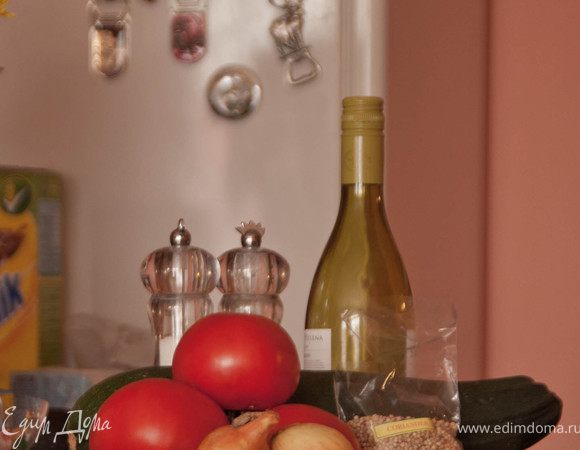 Снять с помидоров шкурку, положив их на пару минут в кипяток и нарезать крупно. Лук и кабачок так же очистить от кожуры и нарезать.