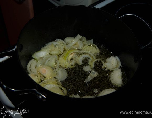 В кастрюлю налить масло, так чтобы оно покрыло всё дно кастрюли и обжарить лук до средней мягкости.