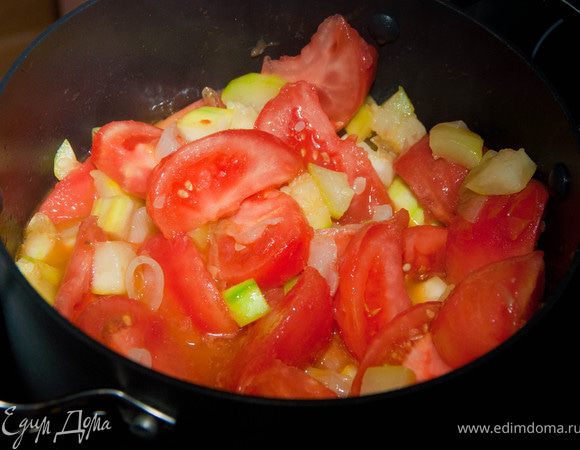 Затем добавляем кабачок и помидоры, ложку соли, помешивая жарим 5 минут.
Теперь, когда овощи дали свой сок, добавляем кориандр и вино. Тушим овощи, пока оно не выпарится, периодически перемешиваем.