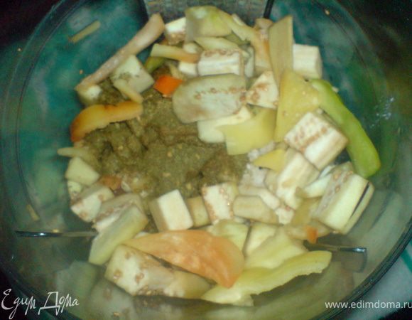 перец нарезать соломкой,баклажаны кубиками