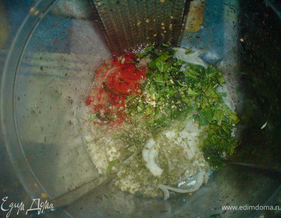 зелень нарезать,лук нарезать кольцами,чеснок измельчить,добавить паприку,майоран,лимонный сок,-мариновать 9 минут в маринаторе