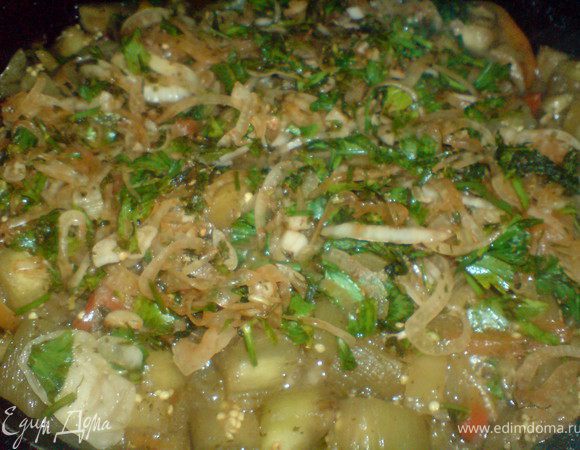 добавить зелень и лук в баклажаны,тушить до готовности