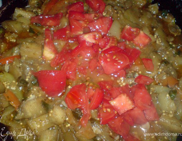 в конце добавить помидор,предварительно,очищенный и мелко нарезанный и тушить ещё 10 минут