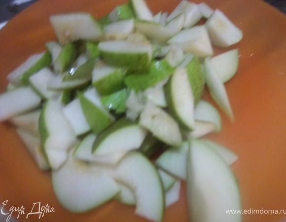 Груши очистить от семечек и порезать ломтиками