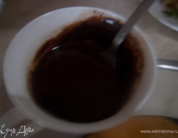 Растопить в микроволновой печи шокола, поломанный на кусочки, с небольшим количеством воды в течение 2 минут на максимальной мощности.