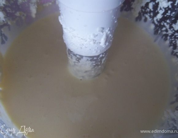 Взбить творог с яйцами