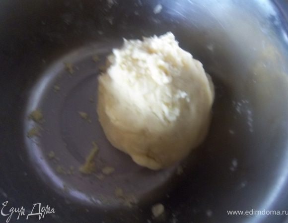 Смешать муку с маргарином, добавить немного воды, замесить тесто, скатать в шар и поместить в холодильник на 30 минут