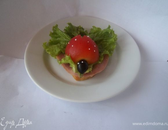 Ломтик хлеба, ломтик ветчины, помидор режем пополам,из маслинки делаем голову Божьей коровке, две капельки майонеза - глазки