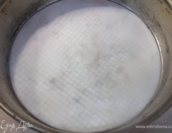 Застилить форму пергаментом