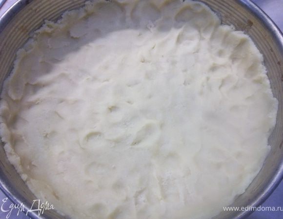 Тесто уложить в форму, делая небольшие бортики