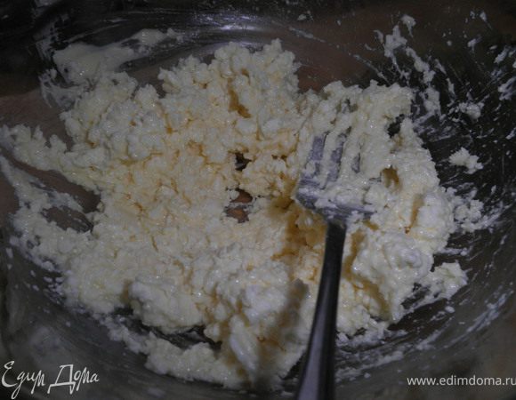 Мягкое масло размять с фетой(брынзой) + меееелко рубленые огурцы, зелень и каперсы.Соль и специи - по вкусу.Сливками( сметаной) довести до консистенции пасты.
Нямка!