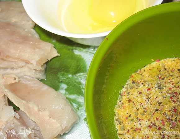 Рыбные палочки: 
Духовка 180.  
Яйцо взбить. Сухари смешать с цедрой, специями и солью. 
Рыбу обвалять в яйце, затем в сухарях. Выложить на сбрызнутую маслом бумагу в судке.
Запекать 20 мин. до румяной корочки 