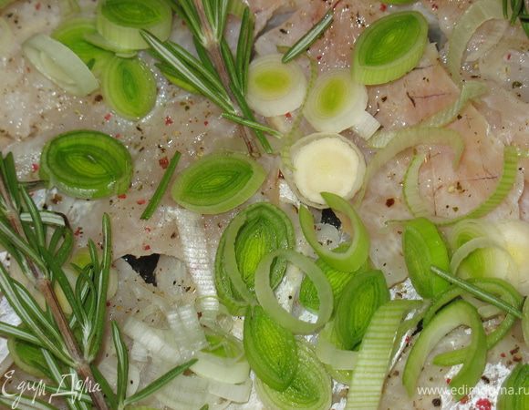 Хек: Духовку на 200. Форму сбрызнуть маслом. Положить нарезанный хек. Посыпать сухой приправой с солью, сбрызнуть маслом, положить лук и травы (розмарин+петрушку). Сбрызнуть лимоном. Запекать 30 мин