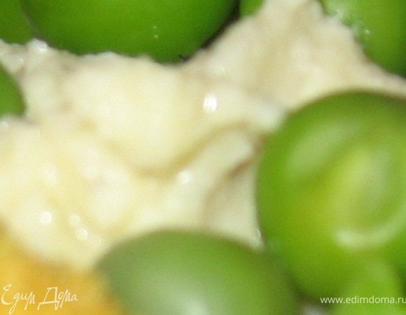 соус: Яичный желток растереть с солью и перцем, добавить лимонный сок, растереть, добавлять по каплям оливковое масло и растирать до получения соуса. Хорошо еще добавить рубленный зеленый лук.