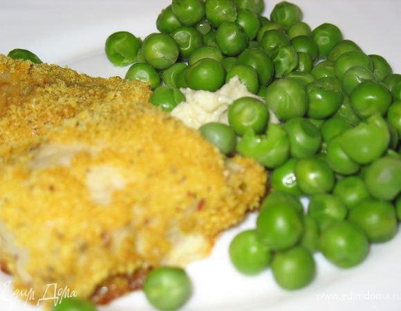 Обе рыбки сервировать горохом, соусом и петрушкой. 