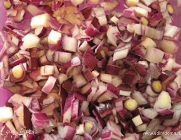 Измельчить чеснок через пресс и оставить настаиваться. Мелко нарезать лук.