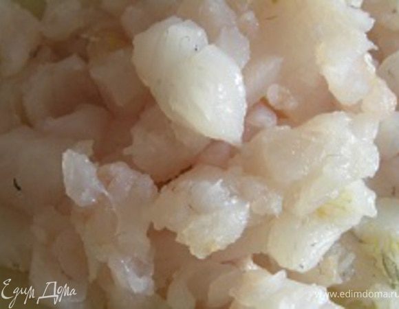 Рыбу порезать кусочками 1х1см.