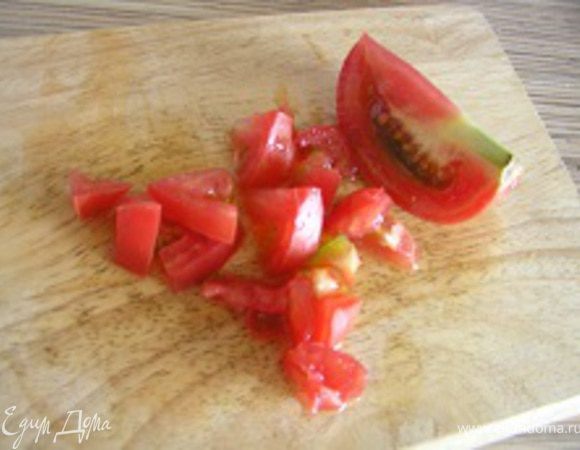 Тем временем помидоры черри разрезать на половинки (или нарезать кубиками обычный помидор)