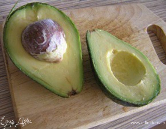 Авокадо разрезать пополам, удалить косточку,