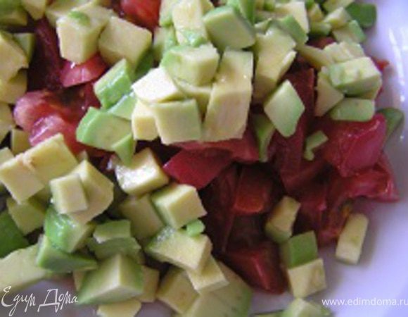 Смешать помидоры, авокадо, оливковое масло,