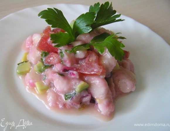 Подавать с кукурузными тортильями или чипсами (по техническим причинам у меня их не оказалось :)), украсить зеленью.