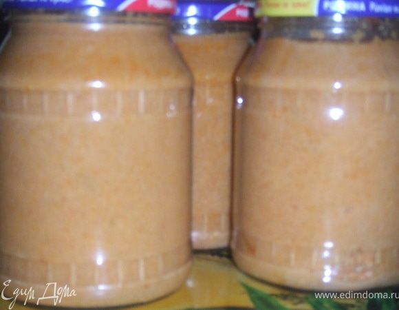 Берем кабачки , очищаем от кожуры и семечек если они уже есть. Пропускаем через комбайн, лук очистить и тоже пропускаем через комбайн. Берем глубокую кастрюлю все складываем и добавляем соль, сахар, масло. Кастрюлю ставим на огонь, добавляем тертую  морковь и тушим 1час, затем добавляем томатную пасту, майонез - еще тушим  15-20 мин., в конце добавляем уксус. Пока тушится икра, баночки помыть и высушить в духовку, температура 100 градусов. В горячие банки раскладываю икру, закручиваю крышками, переворачиваю под одеяло и до утра. 