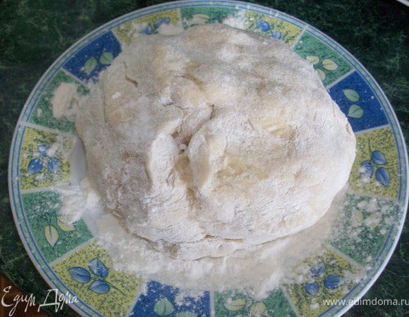 приготовить тесто, отложить на некоторое время что бы отдохнуло, потом раскатать листы, у меня получилось на 3 лазаньи