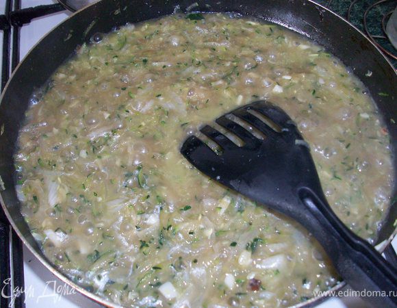 цукини натереть, лук порезать полукольцами, чеснок измельчить кубиками, про тушить в оливковом масле, в конце добавить соевого соуса, и еще про тушить 1 минуту