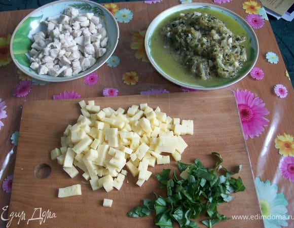 филе порезать кубиками и поджарить, сыр тоже порезать кубиками, порезать базилик