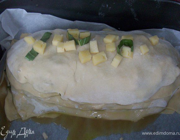 выложить 5-6 слоев и украсить сверху сыром и базиликом