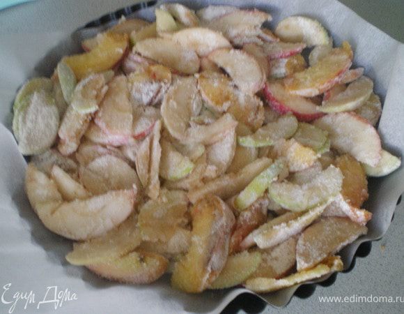 Смесь выложить в форму.Разровнять.