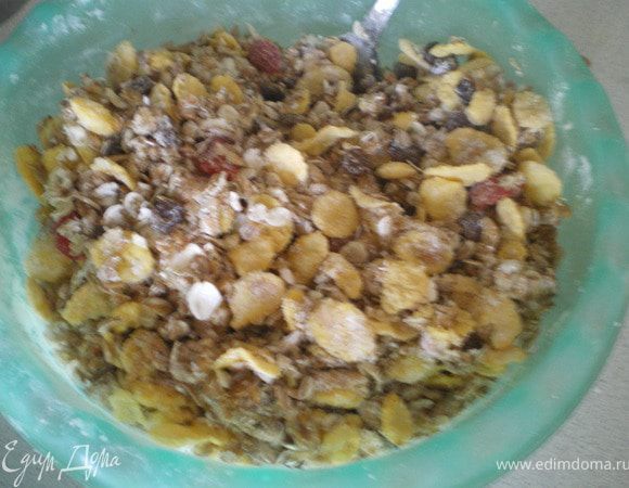 Смешать мюсли, оставшуюся половину сахара, муки. Растопить сливочное масло. Добавить к смеси и влить 2 ст.л воды. Перемешать.