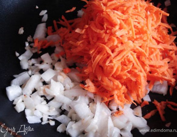 Чечевицу поставить варится до полуготовности.Лук и чеснок порезать, морковь натереть на терке, пассеровать на растительном масле.