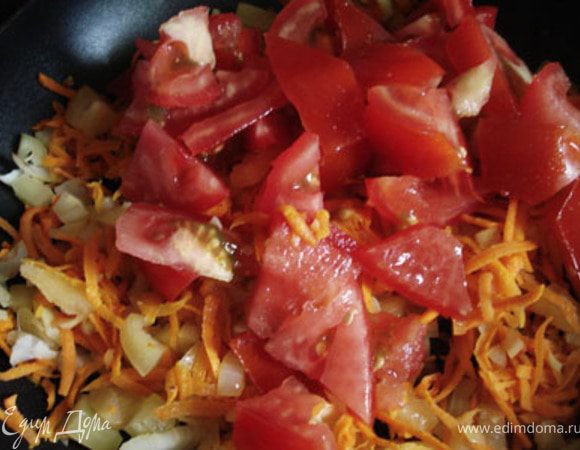 Добавить порезанный помидор.