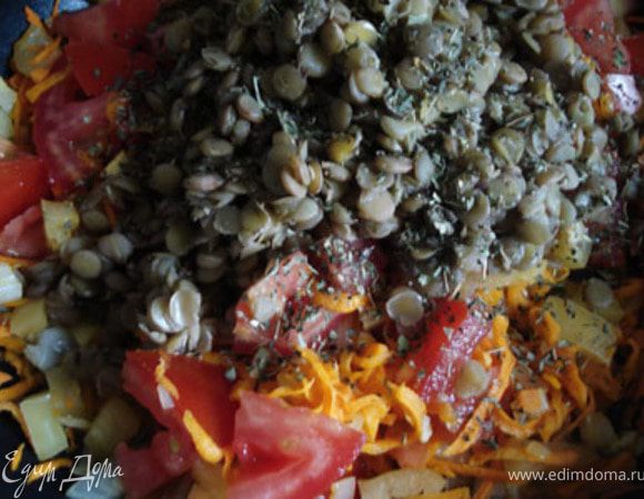 Добавить чечевицу, прованские травы. Перемешать. 