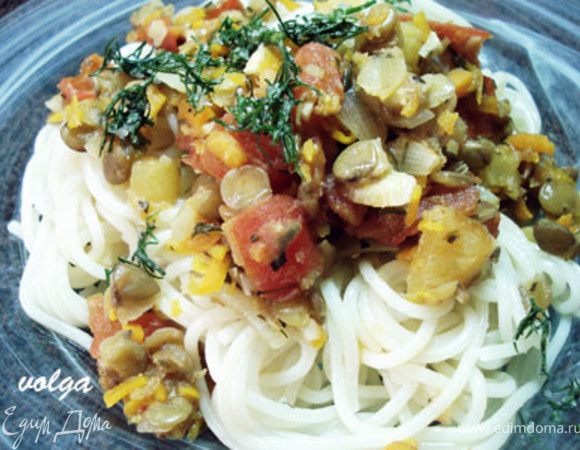 Сварить спагетти и подать их с чечевичным соусом. Приятного аппетита.