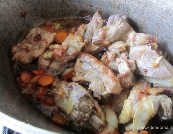 Нут промыть и замочить минимум на 6 часов(лучше на ночь), периодически меняя воду.
Лук очистить нарезать крупными дольками.
Очистить моркови, нарезать кружочками.
В кастрюле с толстым дном, а лучше в казанке на растительном масле поджарить лук, добавить морковку.
Поджарить.
Добавить ребрышки. Хорошо потушить.