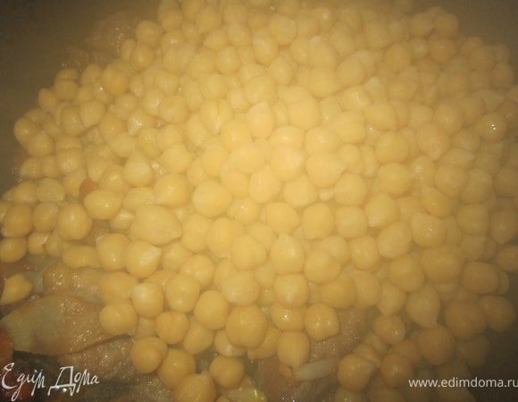 В это же время нут залить водой и варить, примерно 15-20 минут.
Когда горошина легко раздавливается пальцами, нут готов.