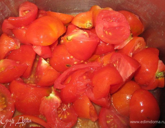 Оставить все тушится.
В это время, помидоры разрезать на четвертушки и отправить в кастрюлю.
Оставить до размягчения.
