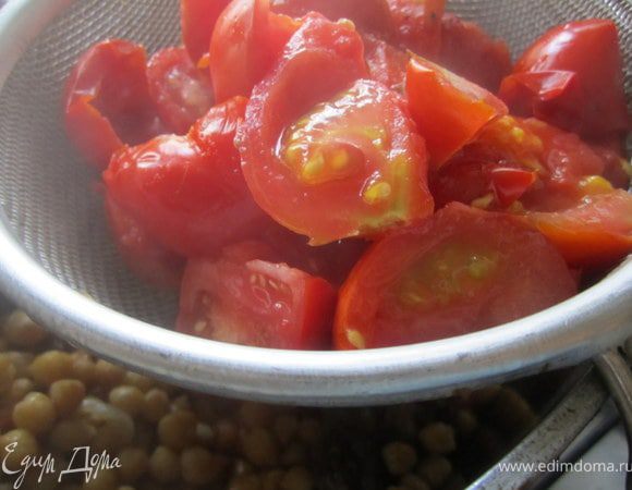 Мягкие помидоры откинуть на сито и перетереть.
Полученное пюре добавить к ребрышкам.
Можно сделать и проще снят с помидор кожицу, порезать небольшими кусочками и добавить к ребрышкам. Или же еще проще)) просто добавить 2 ст. томатного сока.)