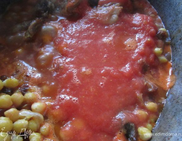 Посолить, поперчить, протушить ребрышки с томатным соком 10-15 минут.
