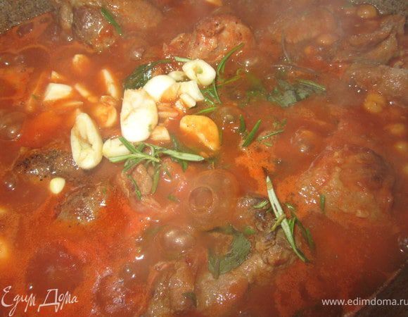 Базилик, розмарин измельчить.
Чеснок очистить и крупно порезать.
Добавить к ребрышкам.
Накрыть крышкой, оставить на 10 минут на слабом огне.