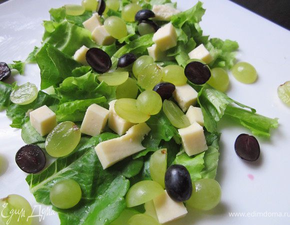 Виноград порезать на половинки, разложить по тарелке.