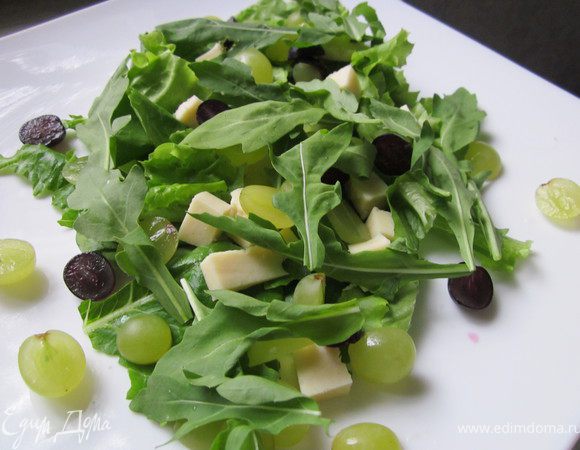 С верху положить листья руколы