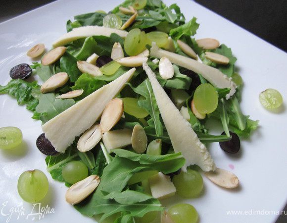 Добавить жареный миндаль, порезанный на половинки и дольки сыра. Полить салат лимонным соком, сбрызнуть оливковым маслом. Приятного аппетита! 